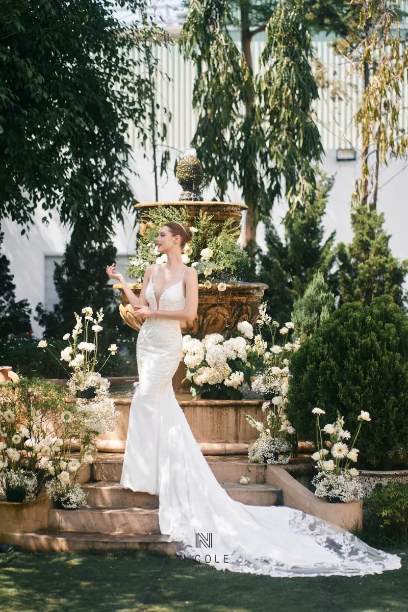 alt: Chiếc váy cưới lộng lẫy từ Nicole Bridal