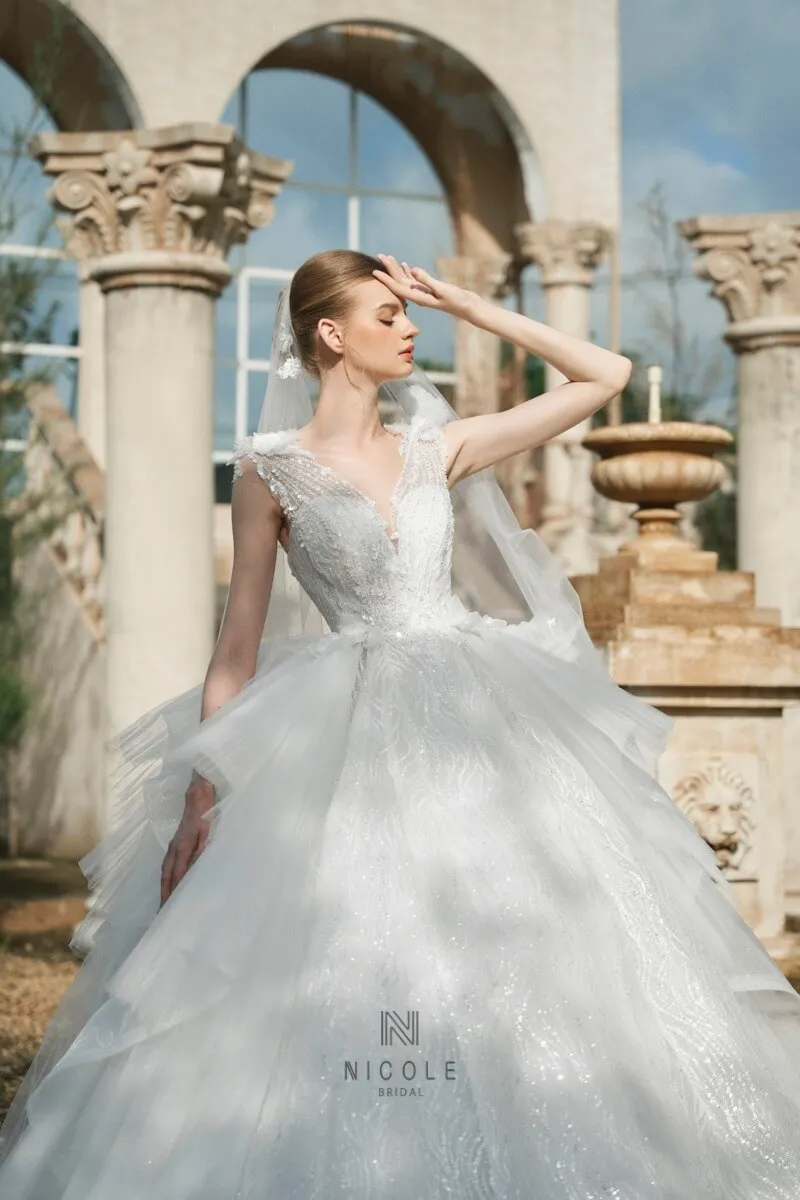 alt: Cô dâu diện váy cưới trắng tinh khôi tại Nicole Bridal