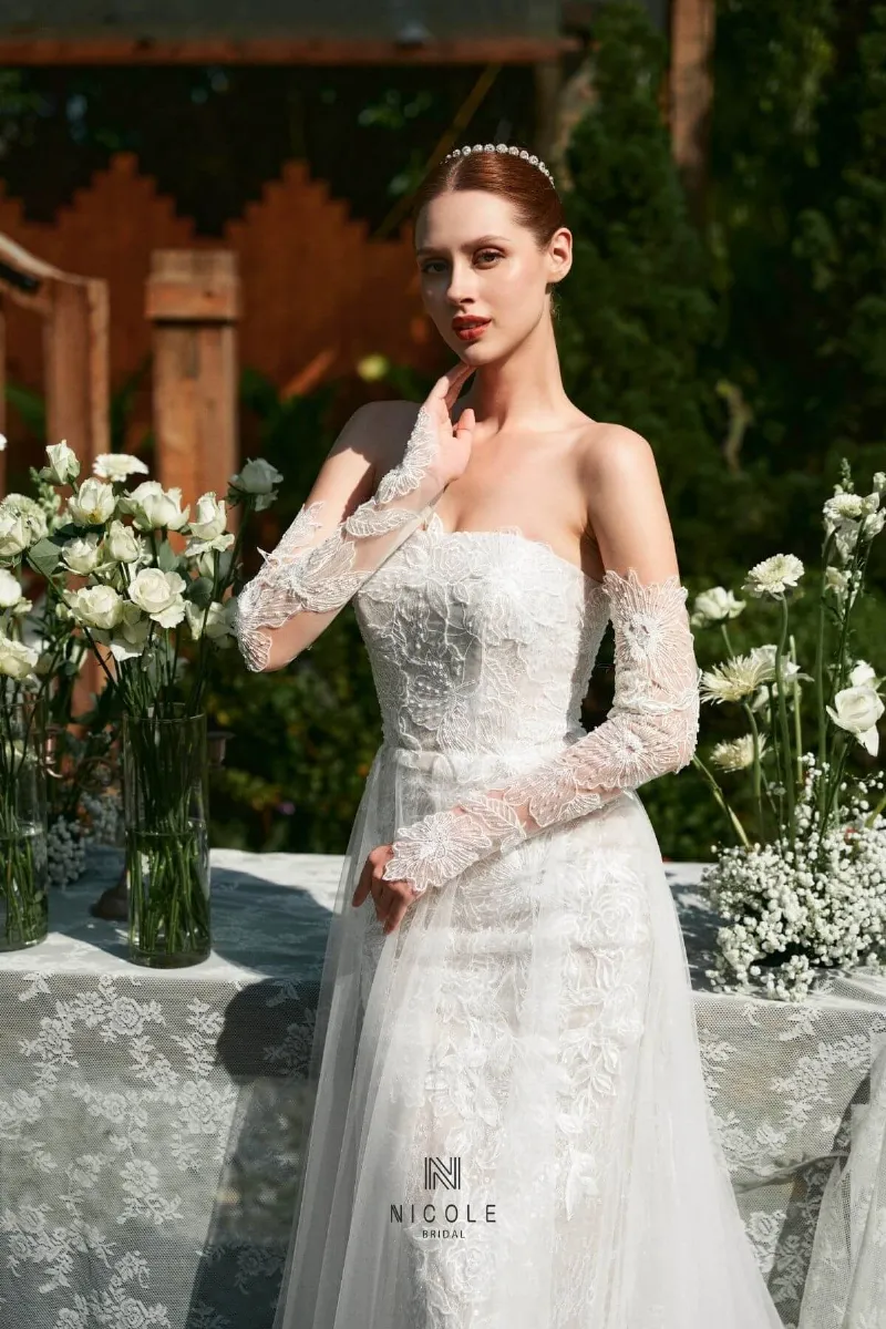 alt: Cô dâu thử váy cưới tại Nicole Bridal