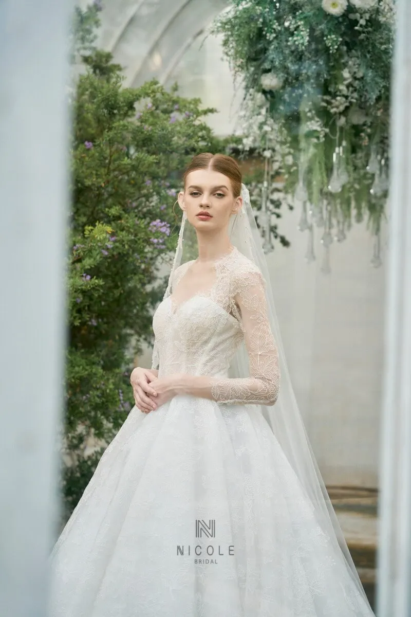 alt: Váy cưới đính kết tinh xảo tại Nicole Bridal