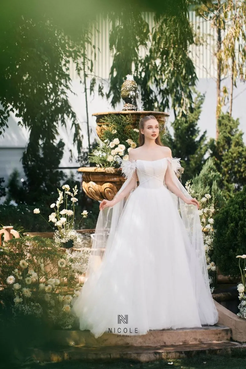 alt: Váy cưới đuôi cá lộng lẫy tại Nicole Bridal