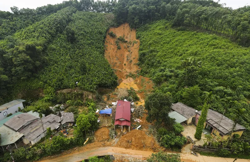 Cảnh tượng tan hoang sau vụ sạt lở đất tại TP Yên Bái