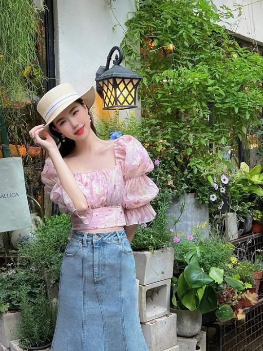 Phối áo croptop tay phồng màu pastel nhẹ nhàng cùng chân váy jean cạp cao tôn dáng