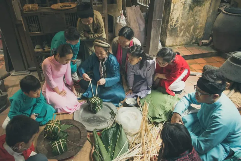 alt: Gia đình gói bánh chưng ngày Tết