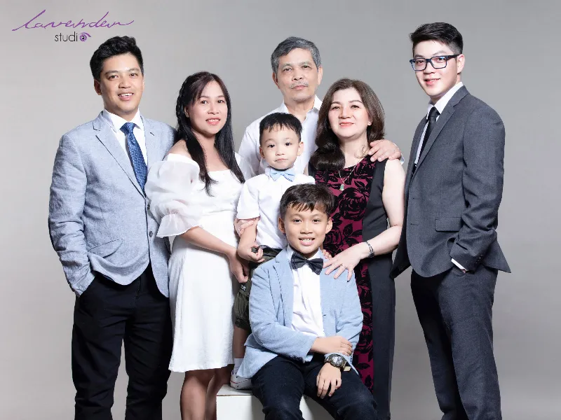 alt text: Chụp hình gia đình tại Lavender Studio