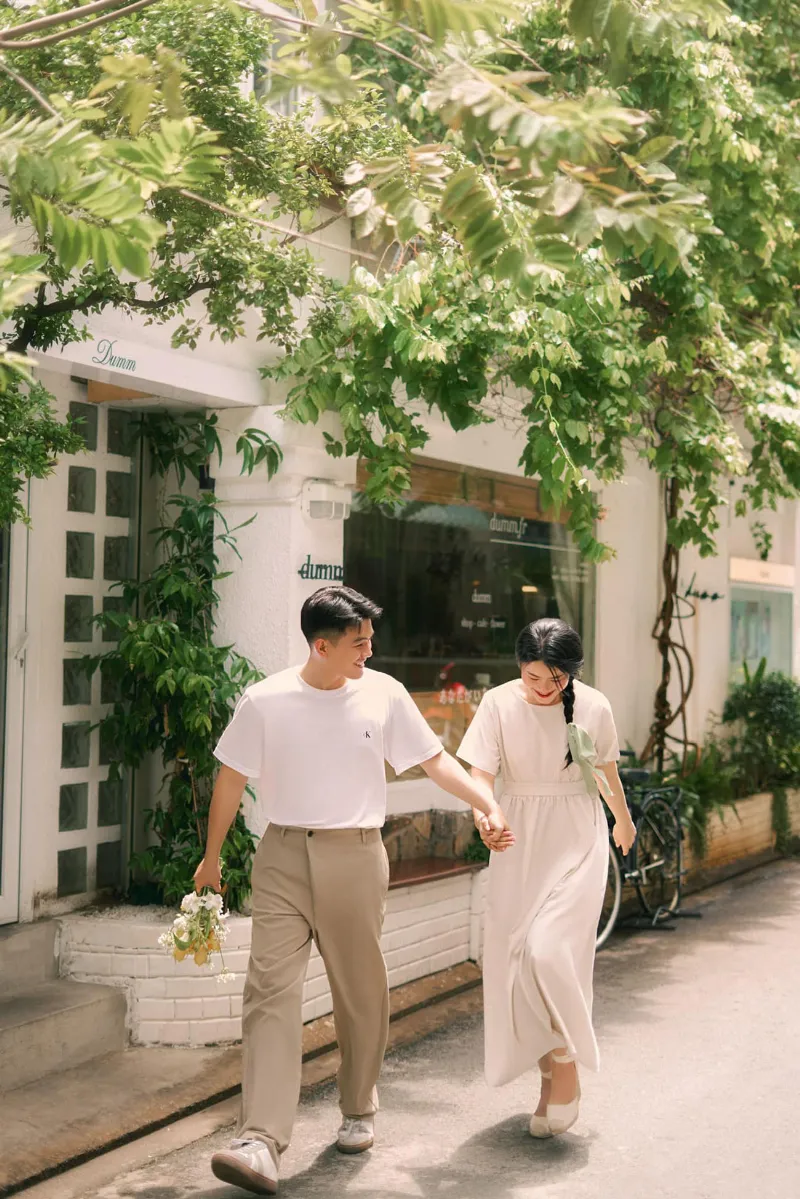 Alt: Cô dâu chú rể chụp ảnh cưới phong cách street style