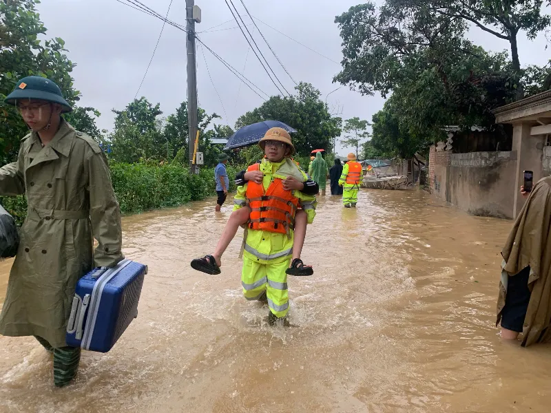 CSGT Hưng Yên giúp người dân di chuyển