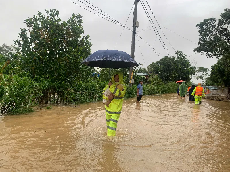 CSGT Hưng Yên giúp người dân di chuyển bằng xe chuyên dụng