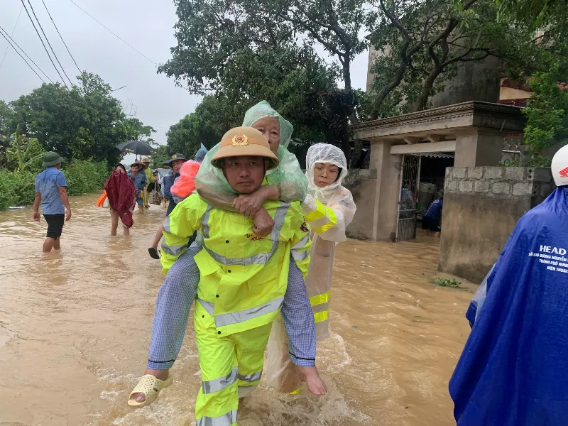 CSGT Hưng Yên giúp người dân di chuyển trong bão lũ