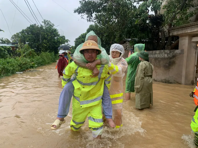 CSGT Hưng Yên hỗ trợ người dân