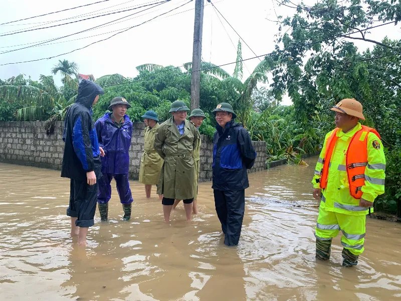 CSGT Hưng Yên hỗ trợ người dân