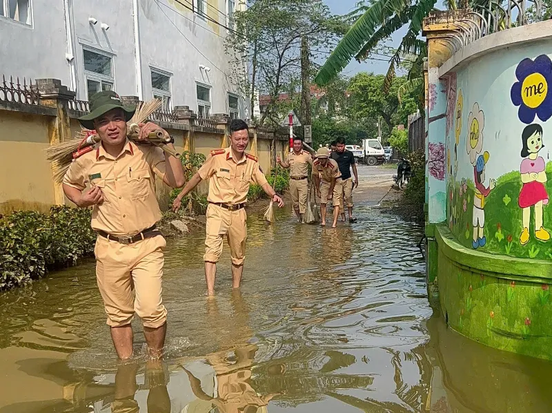 CSGT Hưng Yên hỗ trợ người dân di dời