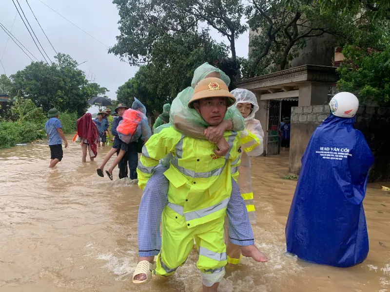 CSGT Hưng Yên làm việc trong điều kiện khó khăn