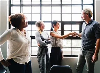 Người tuổi Dậu tài lộc dồi dào, tượng trưng cho vận may tài chính của các con giáp biết nắm bắt cơ hội.