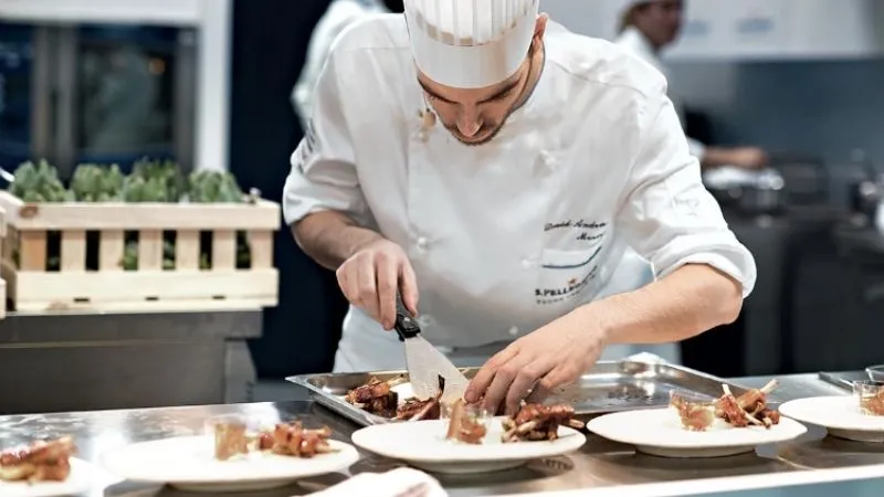 Cung Cự Giải yêu thích ẩm thực và chăm sóc người khác, phù hợp làm đầu bếp