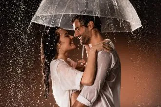Cặp đôi Song Tử nam và nữ thể hiện sự hòa hợp trong tình yêu, minh họa tính cách chân thành của Song Tử