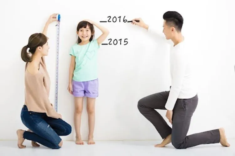 Người đang đo chiều cao bằng thước dây, thể hiện ứng dụng thực tiễn của các đơn vị đo độ dài trong đời sống hàng ngày