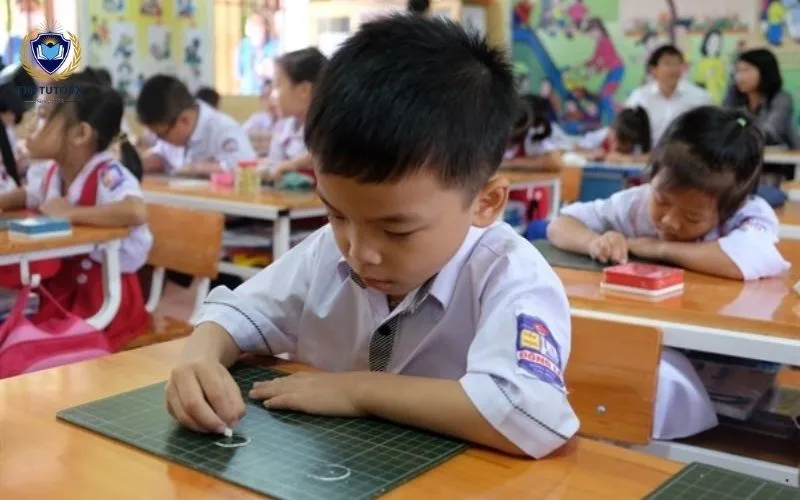 Giáo viên hướng dẫn về hệ thống giáo dục Việt Nam và độ tuổi của học sinh các cấp lớp.