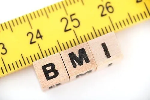Bảng tính chỉ số BMI hiển thị trên màn hình máy tính, nhấn mạnh vai trò và cả hạn chế của BMI trong việc đánh giá cân nặng chuẩn nam giới.