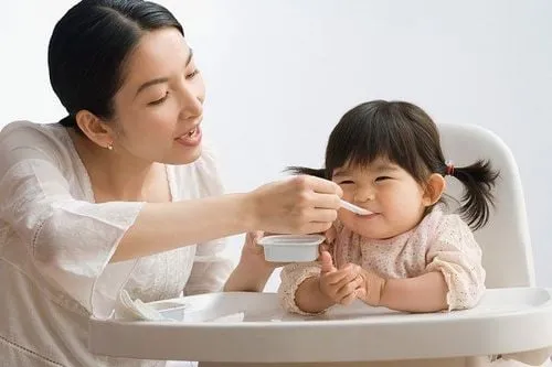 Bữa ăn dinh dưỡng đa dạng giúp bé 2 tuổi phát triển cân nặng khỏe mạnh.