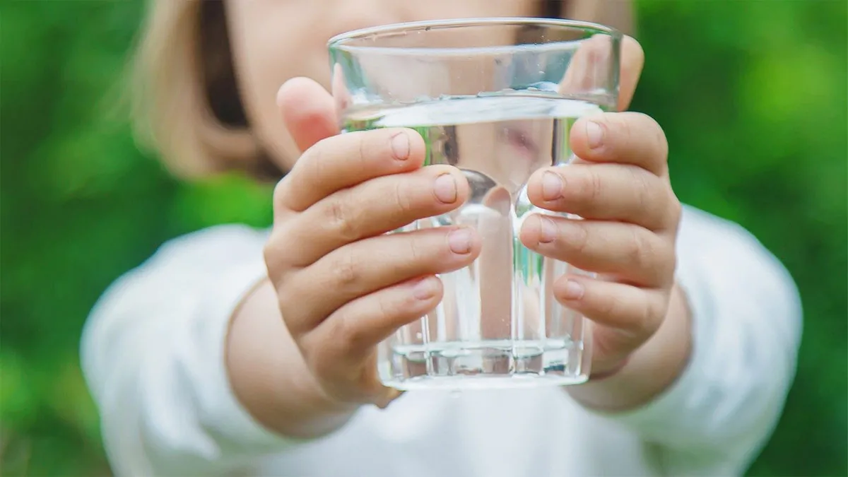 Cân điện tử đang hiển thị trọng lượng của chất lỏng