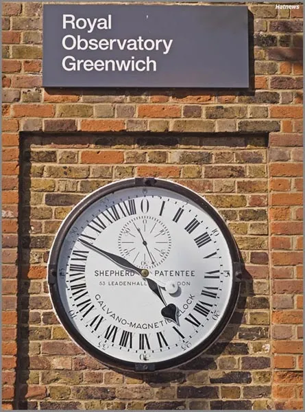 Đồng hồ cổ điển tại Đài Thiên văn Hoàng gia Greenwich, nơi xác định Giờ chuẩn Greenwich (GMT)
