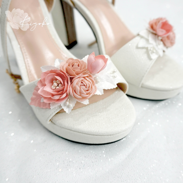 Giày cưới sandal gót vuông đính hoa màu hồng pastel 10cm