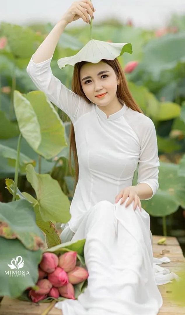 Cô dâu đội lá sen trên đầu