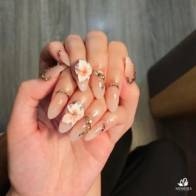 Mẫu nail đính đá cầu kỳ