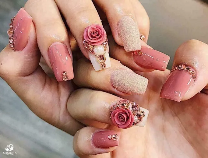 Mẫu nail đính đá tinh tế