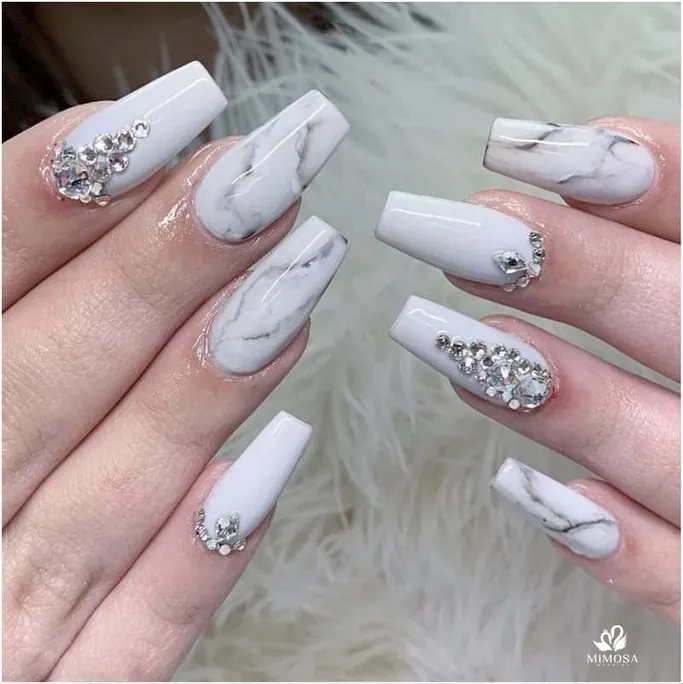 Mẫu nail trắng đính đá