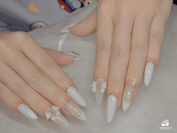 Mẫu nail trắng họa tiết