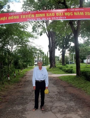 Ông Lê Văn Xê trên đường đến phòng thi.