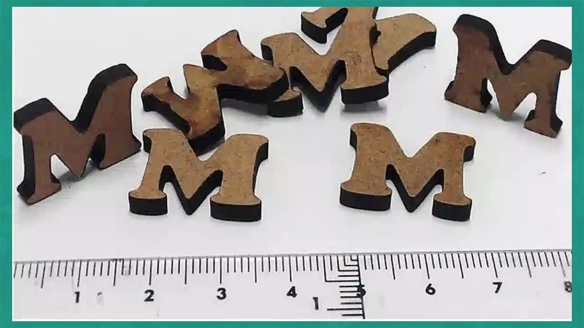 Thước đo với các vạch chia centimet và milimet, hình ảnh minh họa quy đổi 10cm bằng bao nhiêu dm